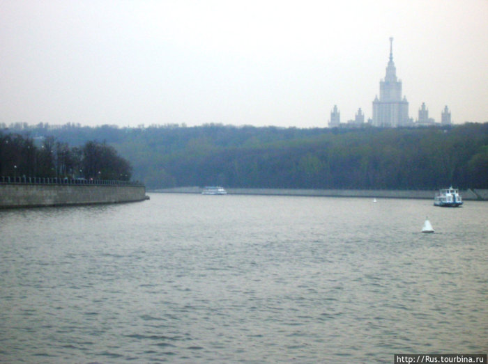 Справа — главное здание МГУ Москва, Россия