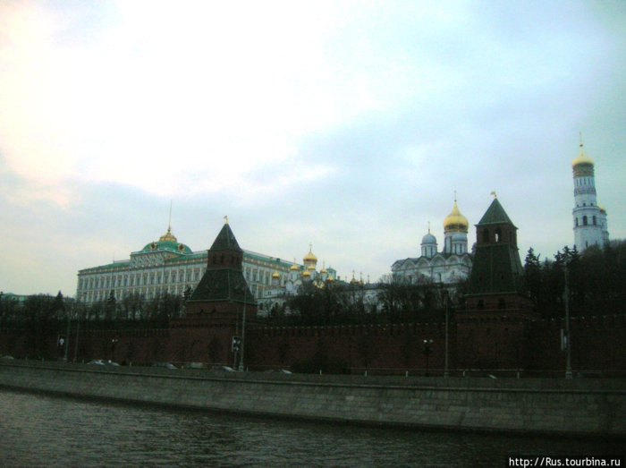 Вечерний Кремль с воды Москва, Россия