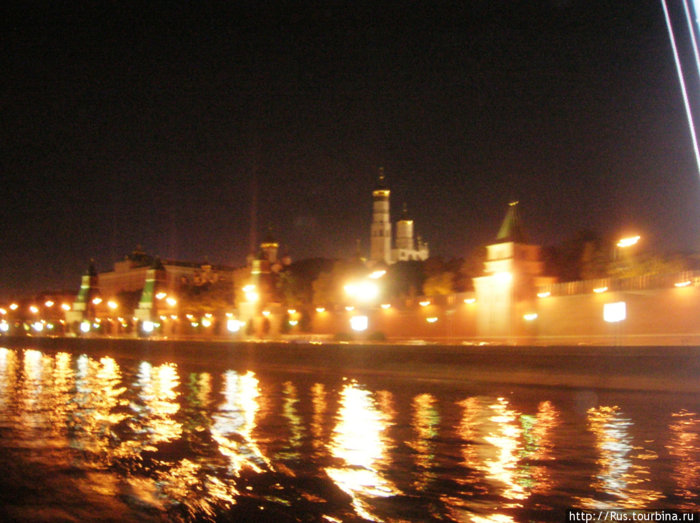 Вечерний Кремль с воды Москва, Россия