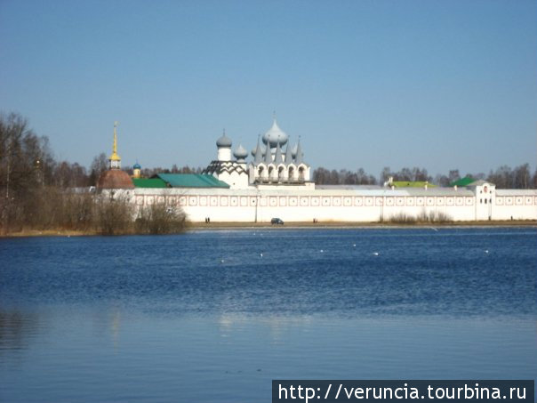 Вид на монастырь Тихвин, Россия