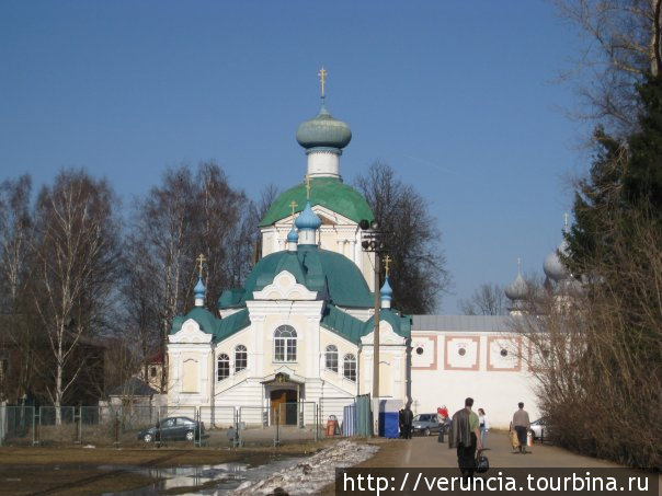 Дорога к монастырю, Церковь Крылечко Тихвин, Россия