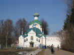 Дорога к монастырю, Церковь Крылечко