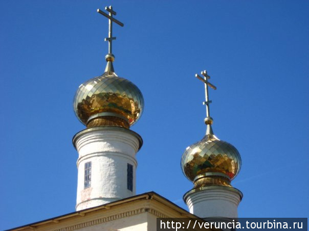Купола Надвратной церкви Тихвин, Россия