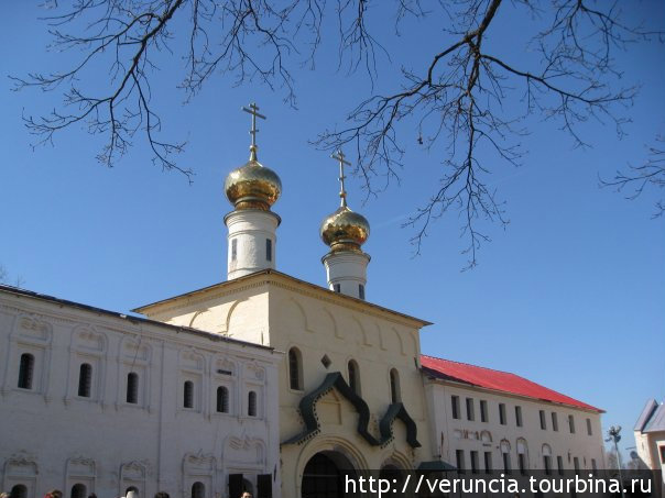 В 1593 году был выстроен каменный надвратный храм в честь Вознесения Господня с приделом во имя Святого Феодора Стратилата Тихвин, Россия