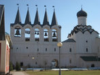 По свидетельству монастырского летописца, сооружение звоннницы относится к 1600 году, это время правление царя Бориса Годунова.  Рядом Покровская церковь.