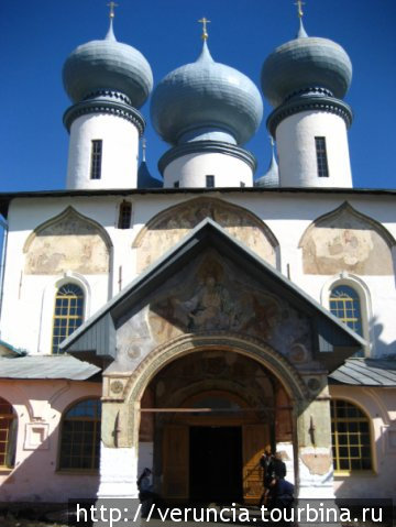 Старинная живопись на соборе Тихвин, Россия
