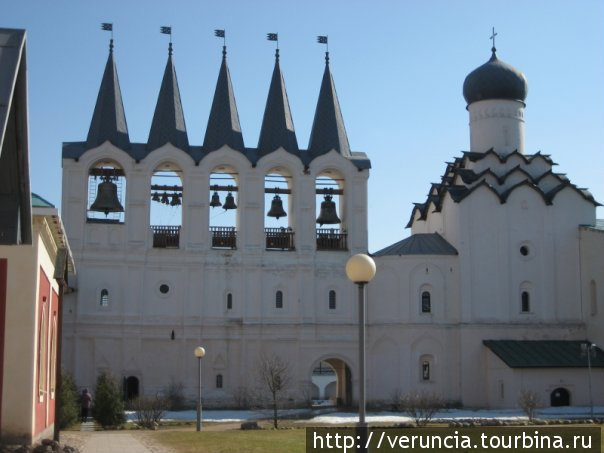 Звонница и Покровская церковь Тихвин, Россия