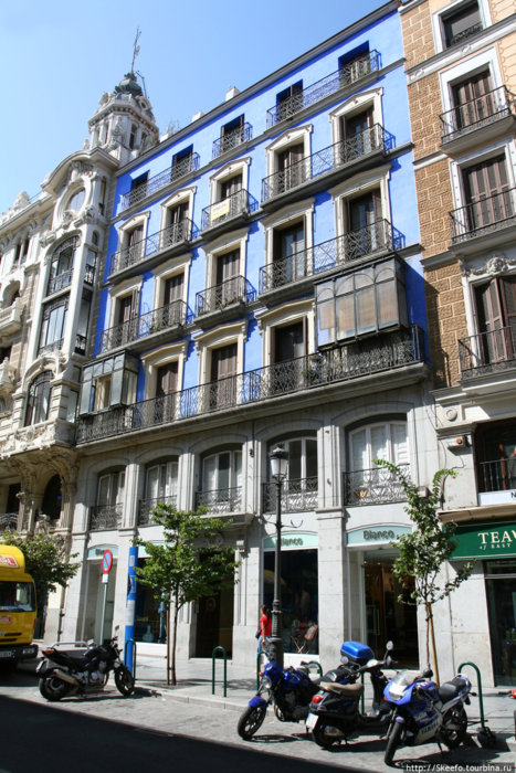 Многие дома раскрашены в очень яркие цвета и/или имеют очень интересные декоративные элементы. Мадрид, Испания