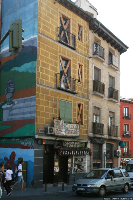 Не ясно — это заброшенное здание или доски на окнах — декоративные элементы. Вывески прекрасны! :) Мадрид, Испания