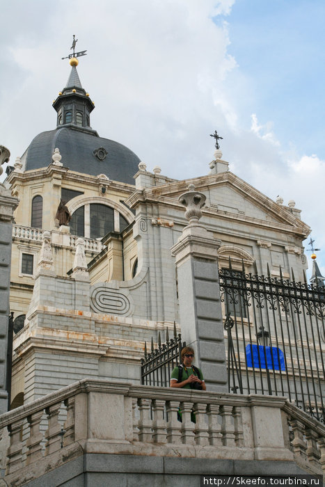 Кафедральный собор. В 1993 году папа римский Иоанн Павел II освятил собор Санта-Мария-ла-Реаль-де-ла-Альмудена. Сооружение собора началось еще в 1883 году и закончилось столетие спустя. Мадрид, Испания