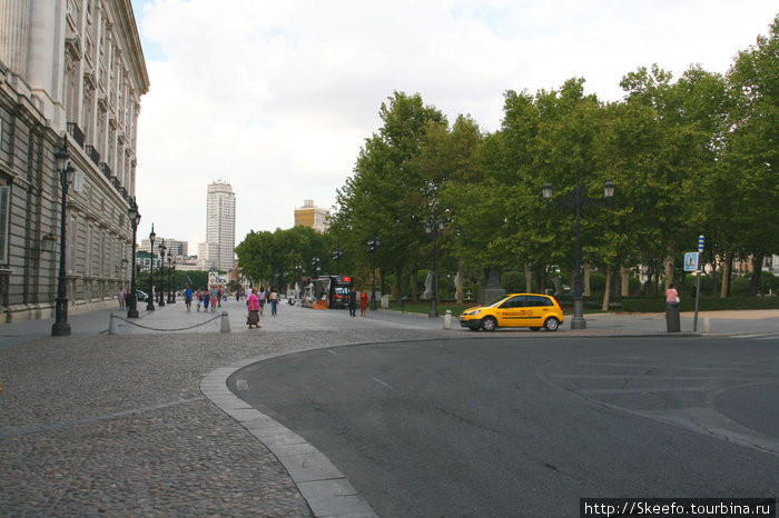 Слева впереди королевский дворец. Еще дальше впереди высотки на площади Испании. Мадрид, Испания