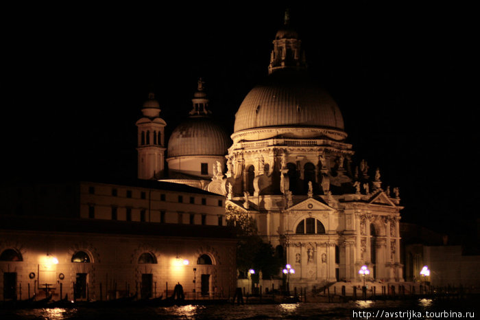 церковь Санта-Мария-делла-Салюте ночью Венеция, Италия