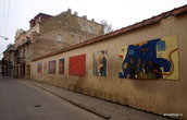 На стене неподалеку от главной площади — выставка картин футуристической и фантазийной тематики.