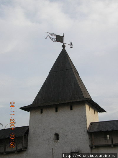 Башня Плоская завершает участок стены, спускающийся от Кутнего костра к устью реки Псковы. Псков, Россия