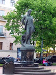 Памятник Есенину. Перед ним — место тусовки московских лесбиянок