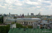 Еще один вид на крыши. Вдали видны Исторический музей, Кремль, еще не разобранная башня гостиницы Россия и высотка на Котельнической