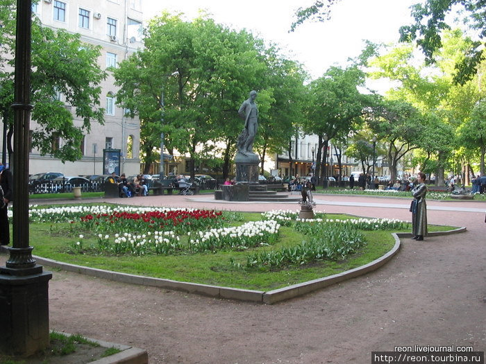 Тюльпаны у памятника Есенину Москва, Россия