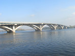 Мост метро. Река Днепр. Гидропарк.