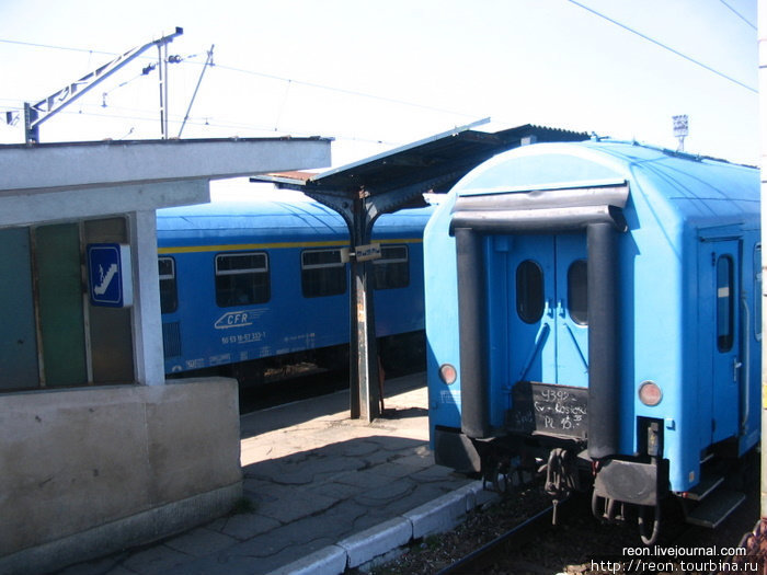 Вокзал в Бузэу. Скопление синих вагонов Северо-Восточный регион, Румыния