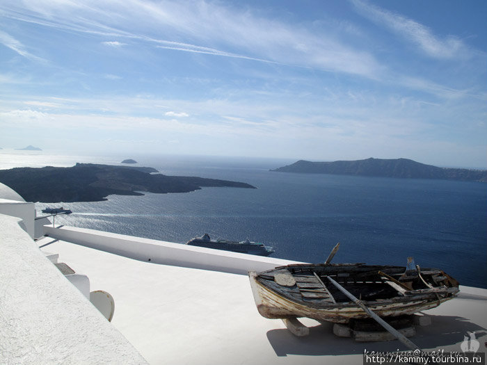Чья-то крыша, чья-то терраса! А старой лодке — достойное пристанице Остров Санторини, Греция