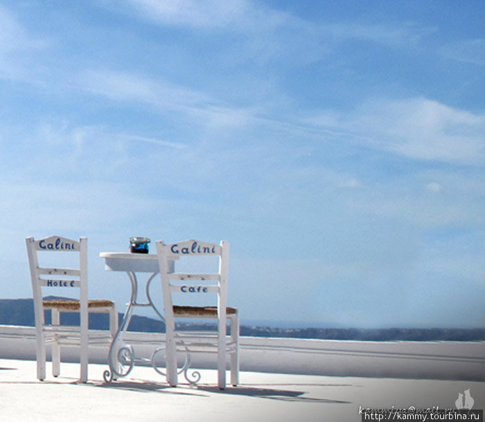 мечтательно посидеть на этих стульчиках... Остров Санторини, Греция