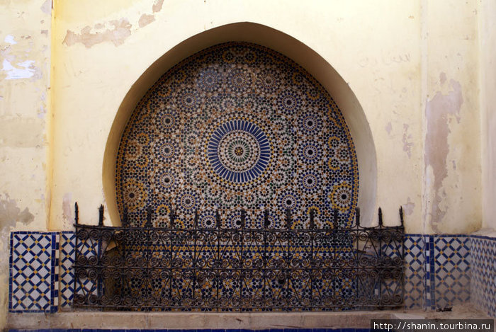 Старый фонтан с питьевой водой Фес, Марокко