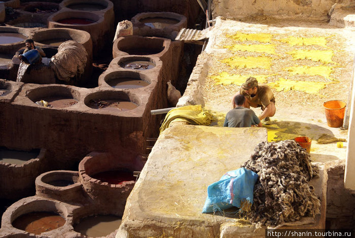 Идет окраска тканей и кож Фес, Марокко