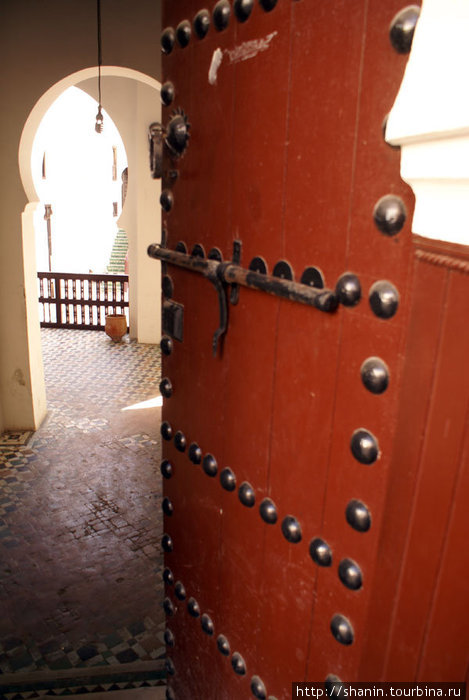 Дверь во двор Великой мечети Фес, Марокко