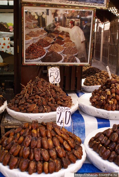 Реклама по-мароккански: на фотографии  какой-то уважаемый человек покупает в этом лотке сухофрукты. Фес, Марокко