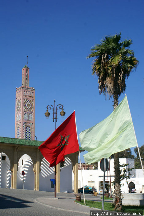 Марокканский флаг на площади в Танжере Шефшауэн, Марокко
