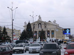 Драматический театр выполнен в стиле древнегреческого храма и богато украшен советской скульптурой