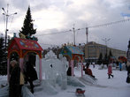 На площади перед драмтеатром для ребятни построен ледяной городок