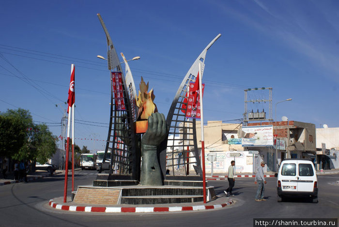 Монумент на разворотном круге в Кебили Кебили, Тунис