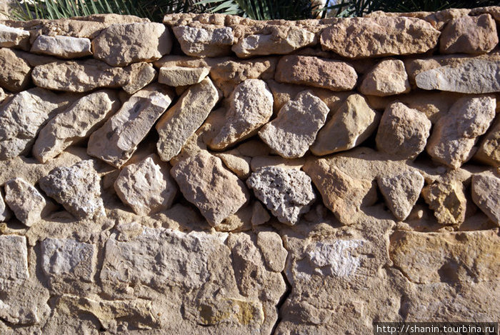 Каменная стена Кебили, Тунис
