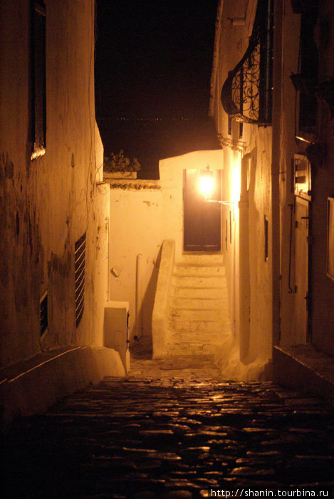 Ночная улочка Сиди-Бу-Зид, Тунис