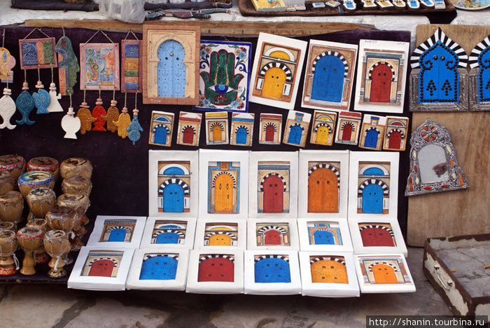 Сувениры для туристов. Двери — самая популярная в Тунисе тема Сиди-Бу-Зид, Тунис