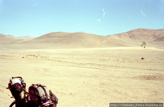 Рука в пустыне (справа на фото) Чили