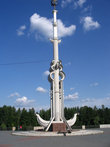 Ростральная колонна, установленная к 300-летию российского флота на Адмиралтейской площади. Именно здесь было заложено первое российское адмиралтейство.