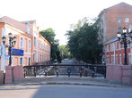 Каменный горбатый мост у пересечения улиц Карла Маркса и Чернышевского. Построен в 1826 году. Под мостом начинается крутой спуск к набережной