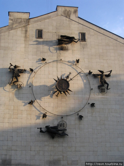 Очень интересные часы на торце здания кукольного театра Воронеж, Россия