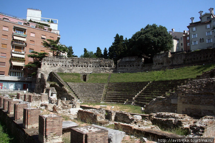 руины древнеримского театра Триест, Италия