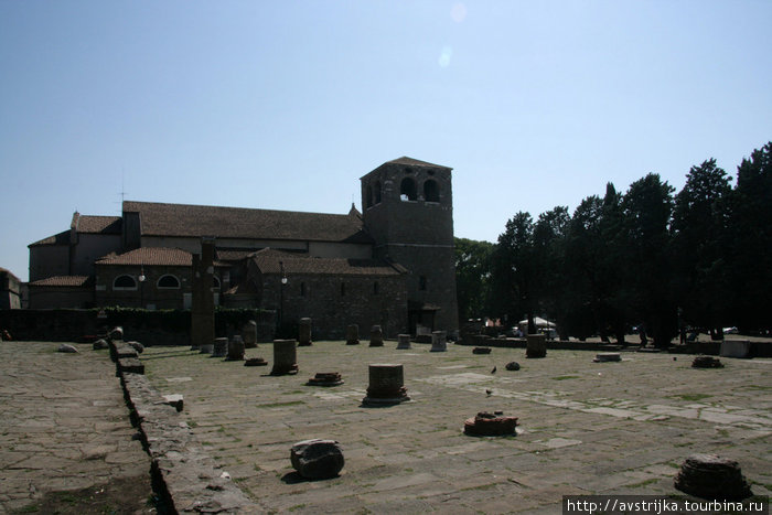собор Сан-Джусто и древнеримские развалины Триест, Италия