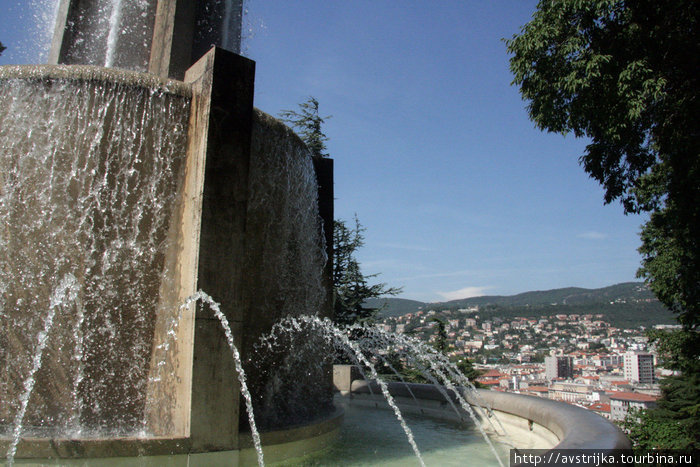 фонтан и вид на Триест Триест, Италия