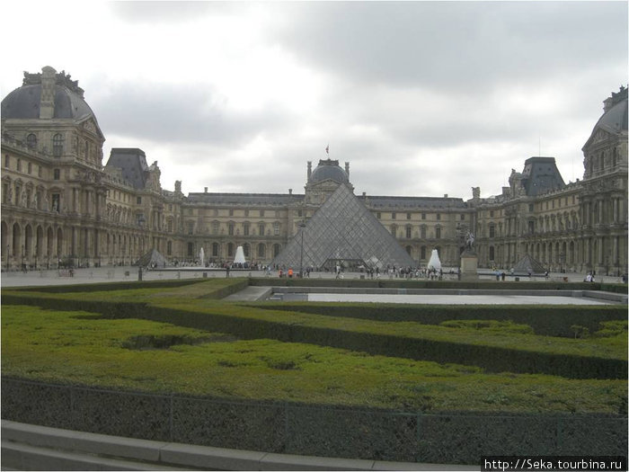 Здание Лувра Париж, Франция