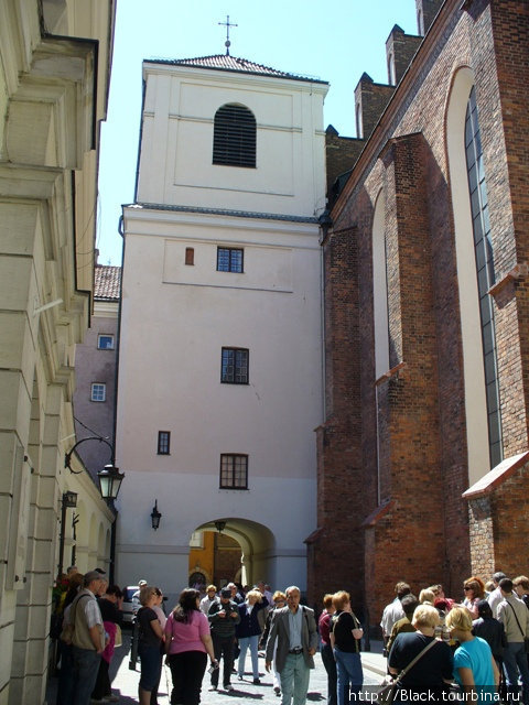 На улицах старой Варшавы кирпичная стена справа — Костел Святого Яна