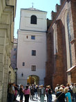На улицах старой Варшавы кирпичная стена справа — Костел Святого Яна