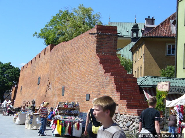 часть городской стены, которая когда-то окружала Старый город. Варшава, Польша