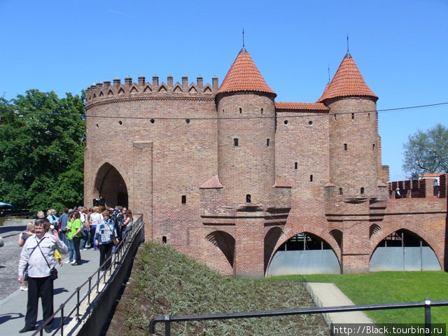 Барбакан — фортификационное сооружение, предназначенное для дополнительной защиты входа в крепость Варшава, Польша