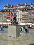 символ города Варшавы на Рыночной площади — бронзовая скульптура варшавской Сирены.