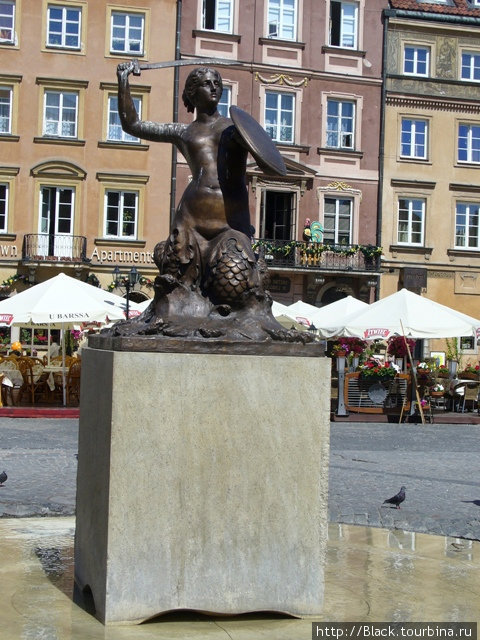 символ города Варшавы на Рыночной площади — бронзовая скульптура варшавской Сирены. Варшава, Польша